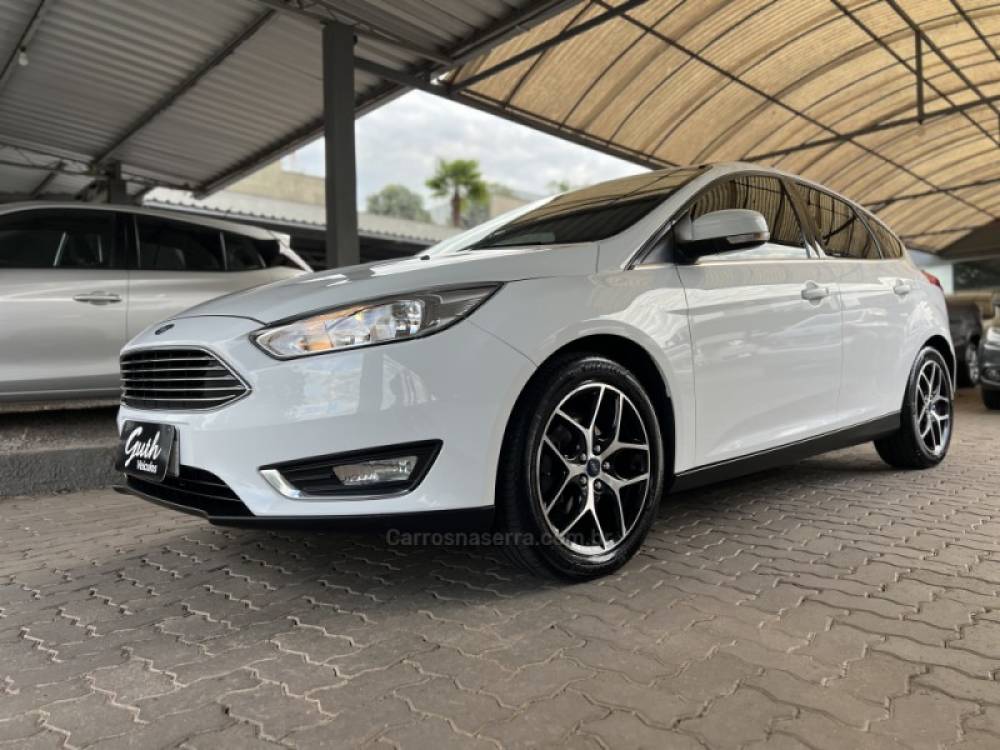 FORD - FOCUS - 2015/2016 - Branca - R$ 64.500,00