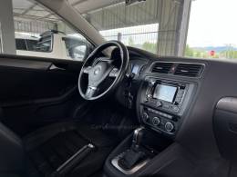 VOLKSWAGEN - JETTA - 2013/2014 - Cinza - R$ 78.500,00