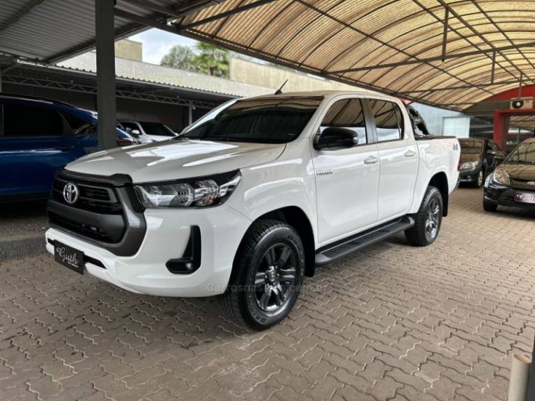 TOYOTA - HILUX - 2023/2023 - Branca - R$ 224.500,00