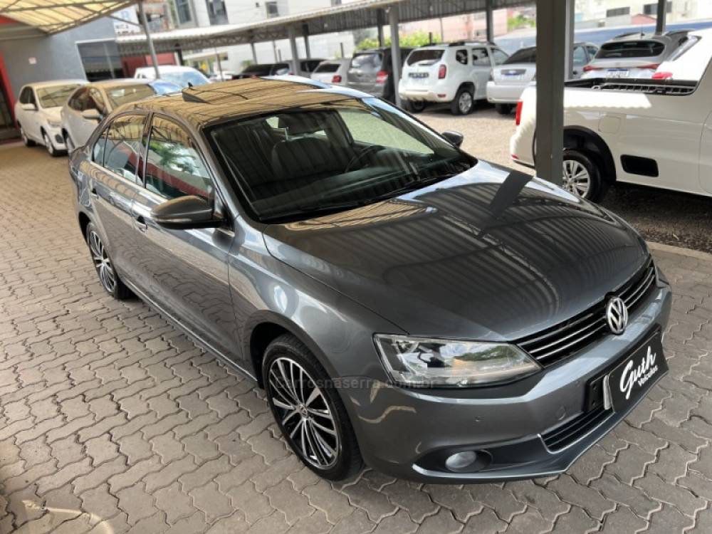 VOLKSWAGEN - JETTA - 2013/2014 - Cinza - R$ 78.500,00