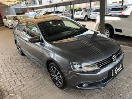 VOLKSWAGEN - JETTA - 2013/2014 - Cinza - R$ 78.500,00