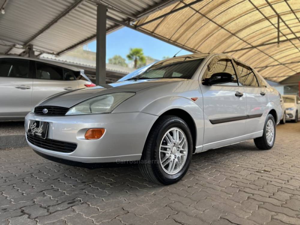 FORD - FOCUS - 2002/2003 - Prata - R$ 23.900,00