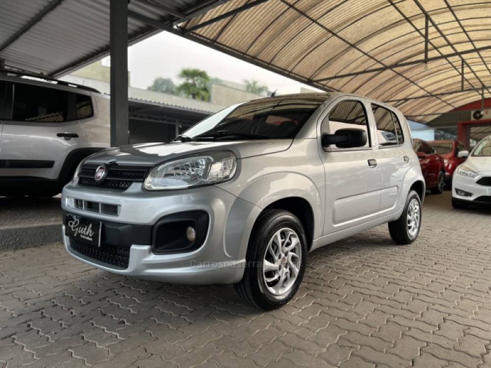 FIAT - UNO - 2016/2017 - Prata - R$ 41.800,00