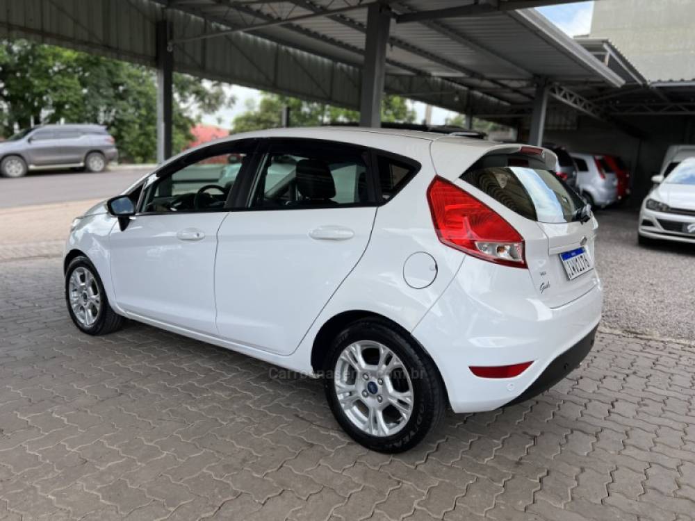 FORD - FIESTA - 2015/2016 - Branca - R$ 50.900,00