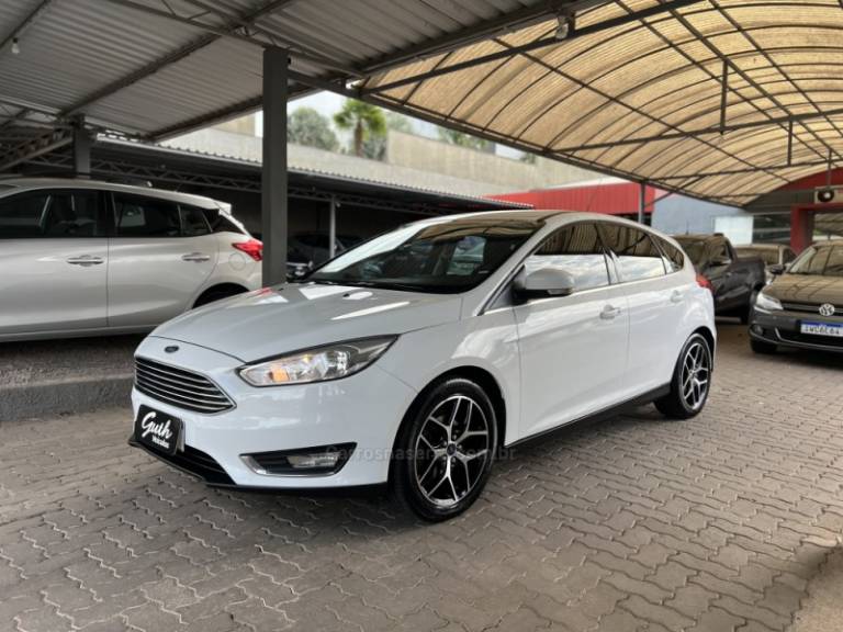 FORD - FOCUS - 2015/2016 - Branca - R$ 64.500,00