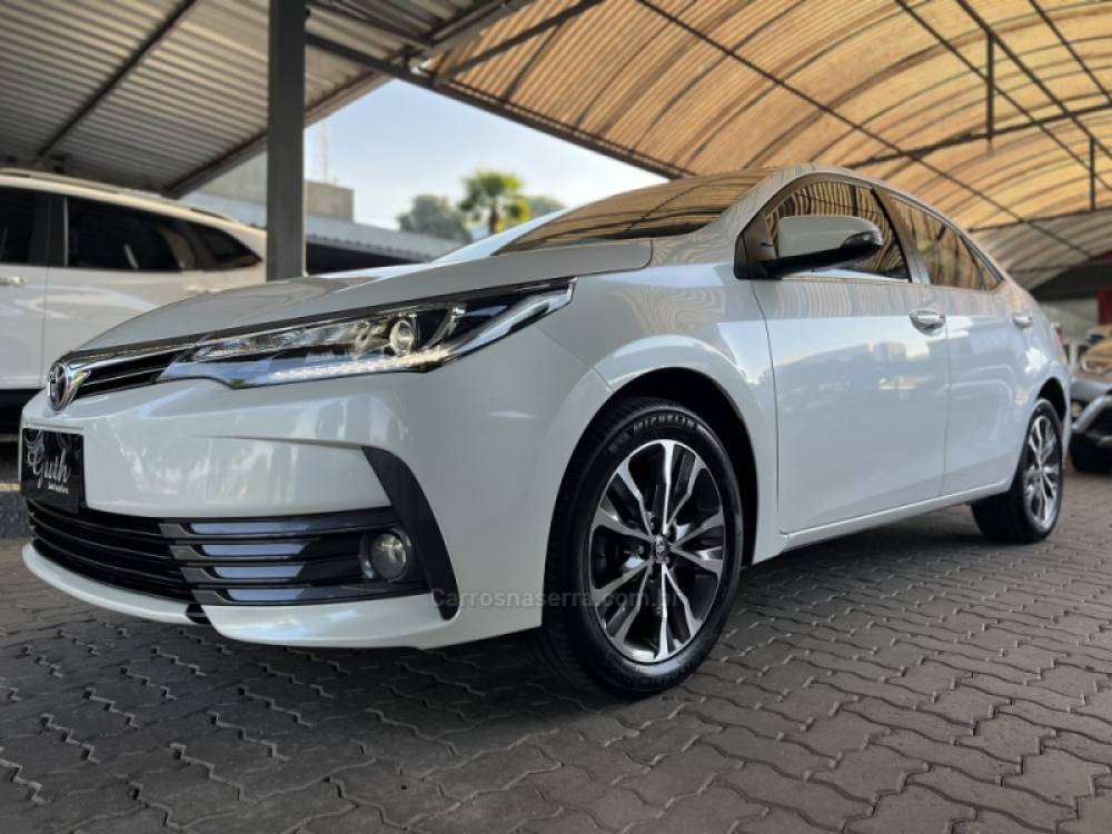 TOYOTA - COROLLA - 2017/2018 - Branca - R$ 109.500,00