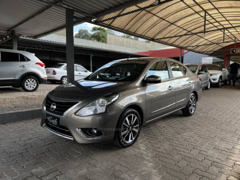 NISSAN - VERSA - 2017/2018 - Cinza - R$ 64.900,00