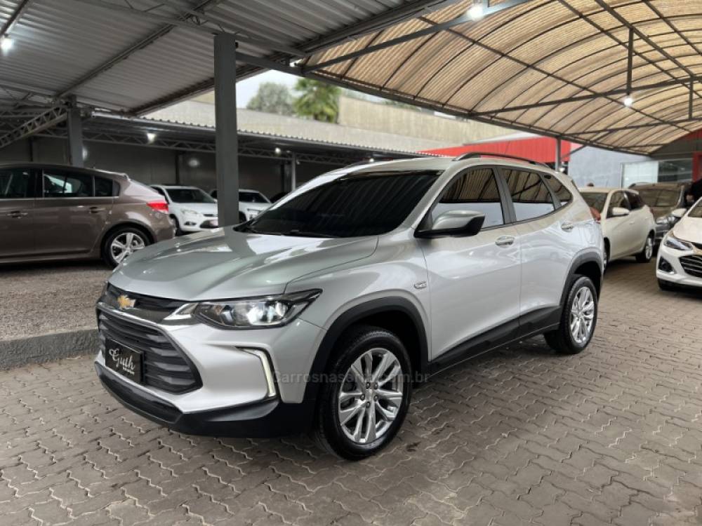 CHEVROLET - TRACKER - 2022/2023 - Prata - R$ 117.900,00