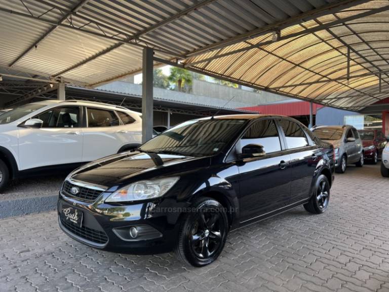 FORD - FOCUS - 2010/2011 - Preta - R$ 37.900,00