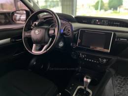 TOYOTA - HILUX - 2018/2019 - Cinza - R$ 184.900,00