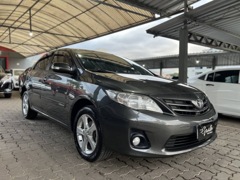 TOYOTA - COROLLA - 2013/2014 - Cinza - R$ 73.900,00