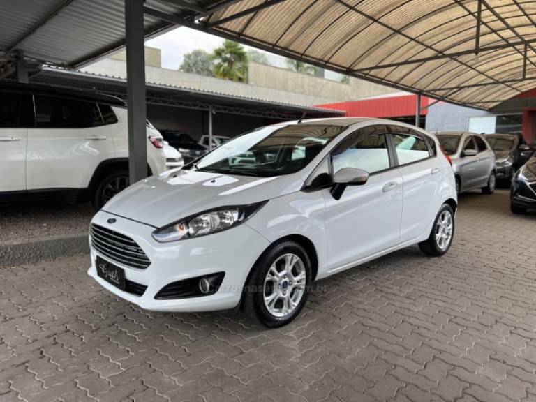 FORD - FIESTA - 2015/2016 - Branca - R$ 50.900,00