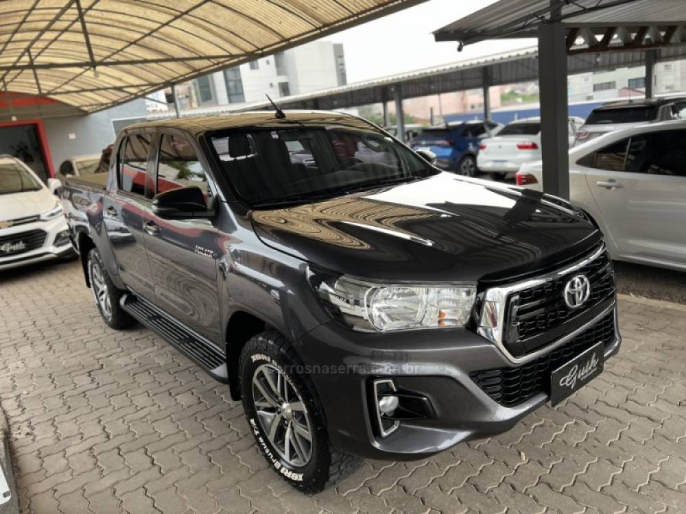 TOYOTA - HILUX - 2018/2019 - Cinza - R$ 184.900,00