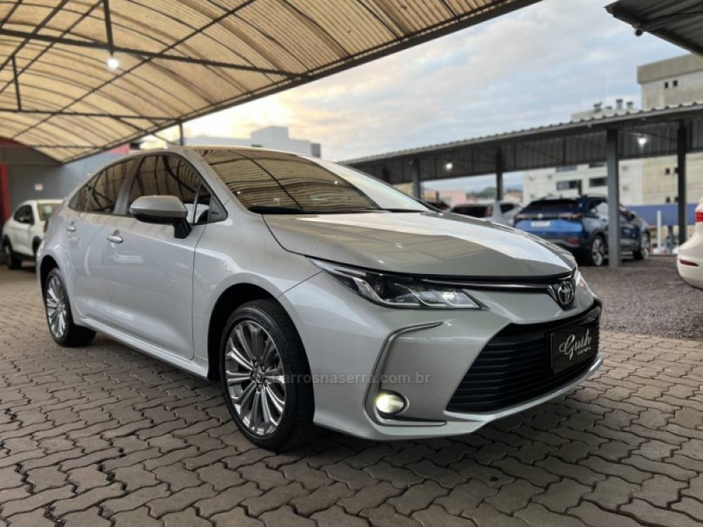 TOYOTA - COROLLA - 2021/2022 - Prata - R$ 127.500,00