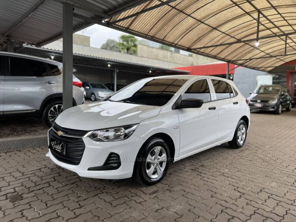 CHEVROLET - ONIX - 2022/2023 - Branca - R$ 74.990,00