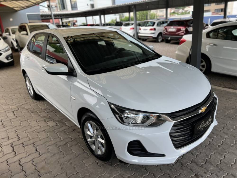 CHEVROLET - ONIX - 2022/2023 - Branca - R$ 85.900,00