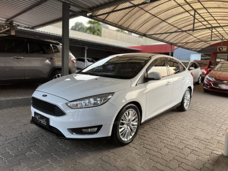 FORD - FOCUS - 2016/2017 - Branca - R$ 62.900,00