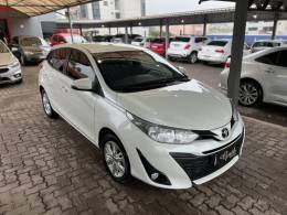 TOYOTA - YARIS - 2018/2019 - Branca - R$ 76.500,00