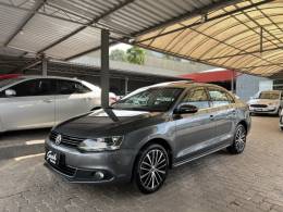 VOLKSWAGEN - JETTA - 2013/2014 - Cinza - R$ 78.500,00