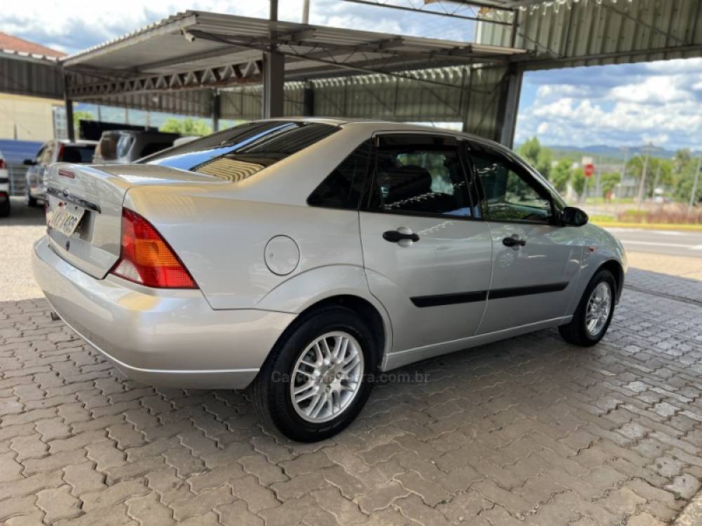 FORD - FOCUS - 2002/2003 - Prata - R$ 23.900,00