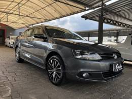 VOLKSWAGEN - JETTA - 2013/2014 - Cinza - R$ 78.500,00