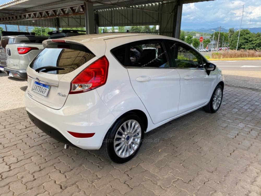 FORD - FIESTA - 2017/2017 - Branca - R$ 63.500,00