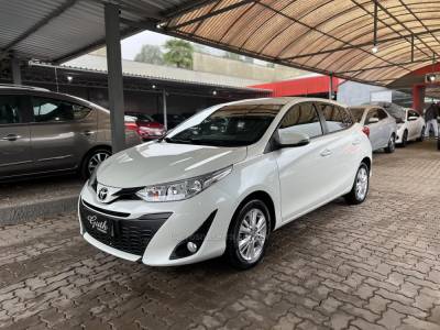 TOYOTA - YARIS - 2018/2019 - Branca - R$ 76.500,00