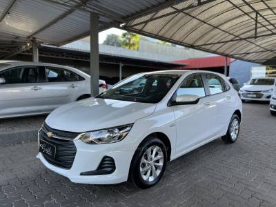 CHEVROLET - ONIX - 2021/2022 - Branca - R$ 74.900,00