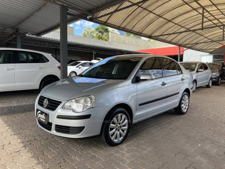 VOLKSWAGEN - POLO SEDAN - 2010/2010 - Prata - R$ 37.500,00