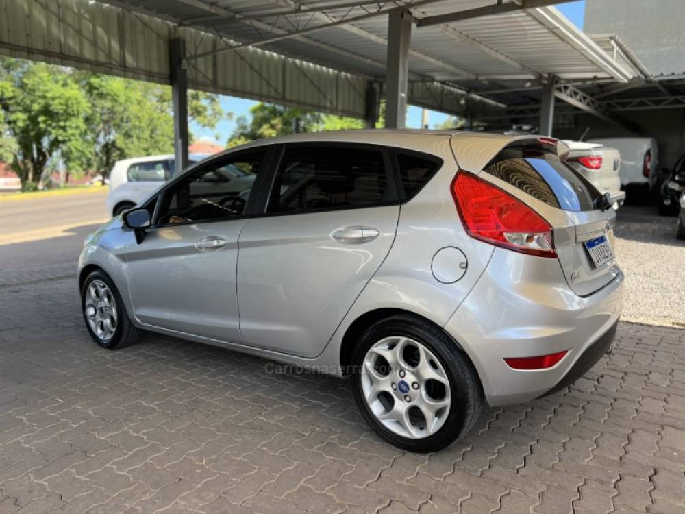 FORD - FIESTA - 2014/2015 - Prata - R$ 46.900,00