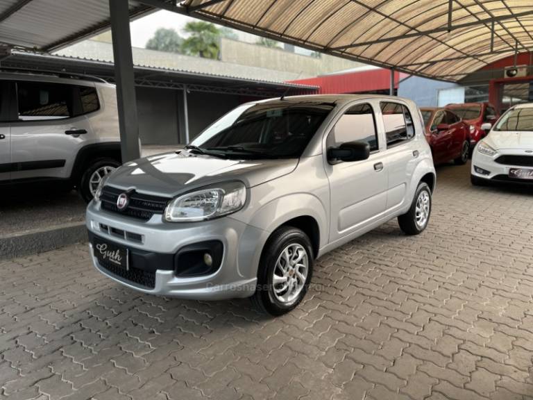 FIAT - UNO - 2016/2017 - Prata - R$ 41.800,00