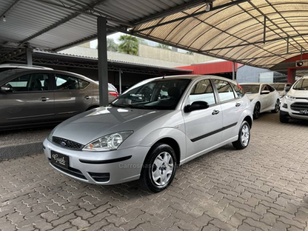 FORD - FOCUS - 2008/2009 - Branca - R$ 27.900,00