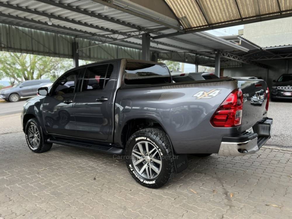 TOYOTA - HILUX - 2018/2019 - Cinza - R$ 184.900,00