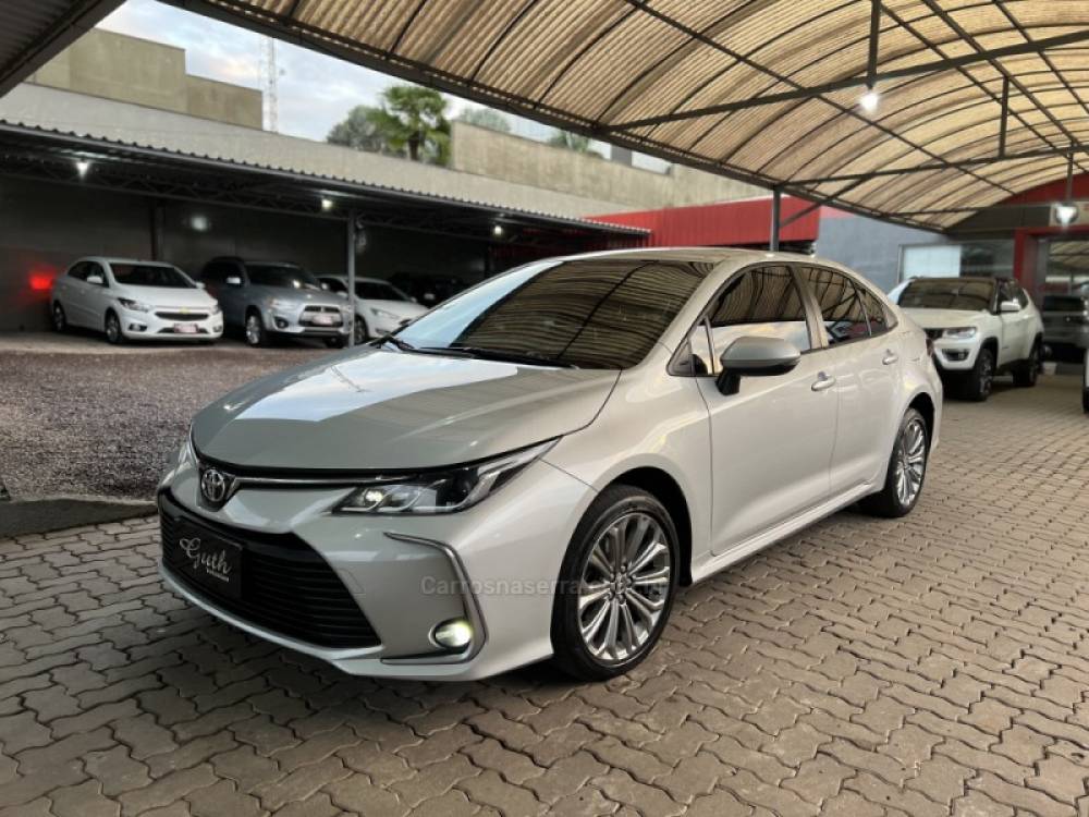 TOYOTA - COROLLA - 2021/2022 - Prata - R$ 128.900,00