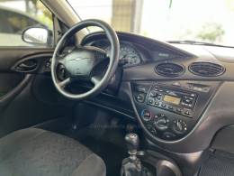 FORD - FOCUS - 2002/2003 - Prata - R$ 23.900,00