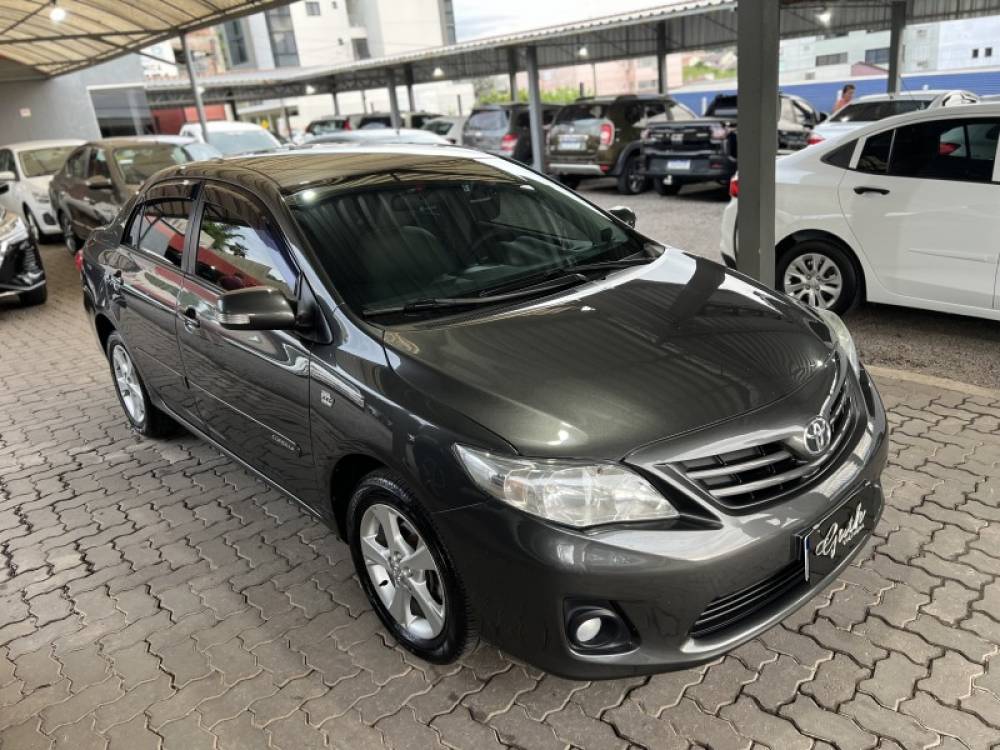 TOYOTA - COROLLA - 2013/2014 - Cinza - R$ 73.900,00