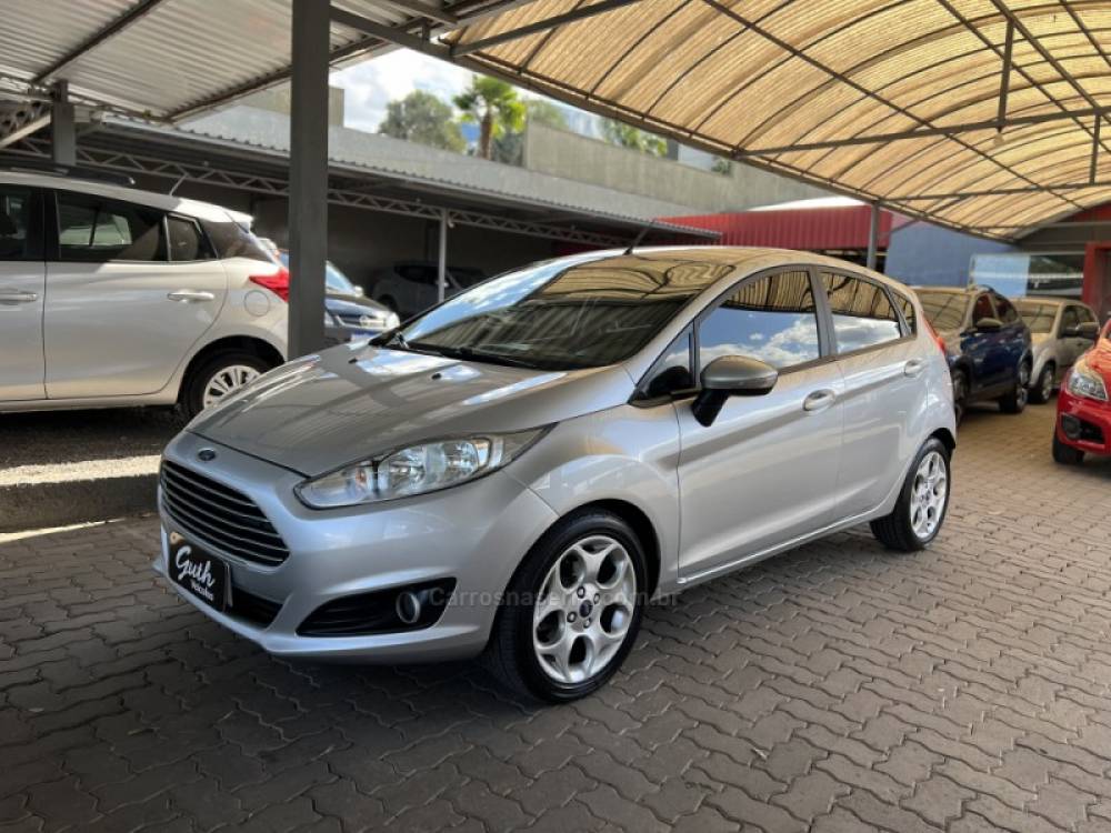 FORD - FIESTA - 2014/2015 - Prata - R$ 46.900,00