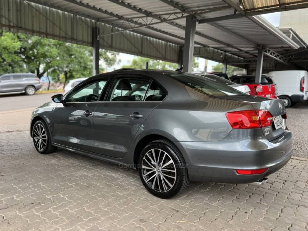 VOLKSWAGEN - JETTA - 2013/2014 - Cinza - R$ 78.500,00