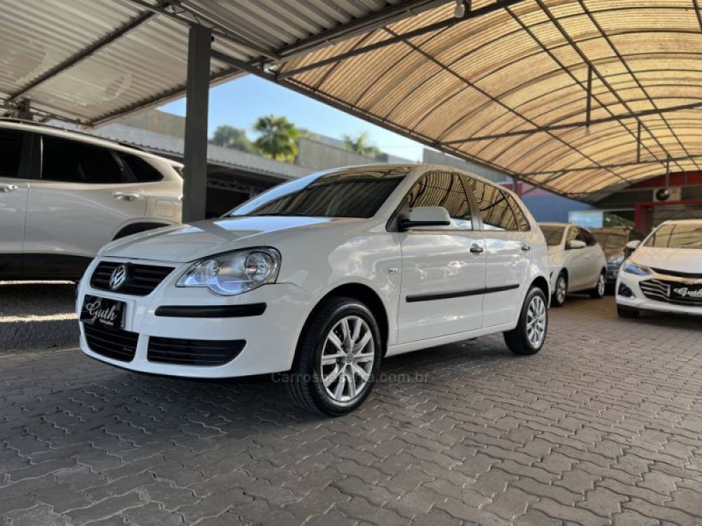 VOLKSWAGEN - POLO - 2008/2009 - Branca - R$ 37.500,00