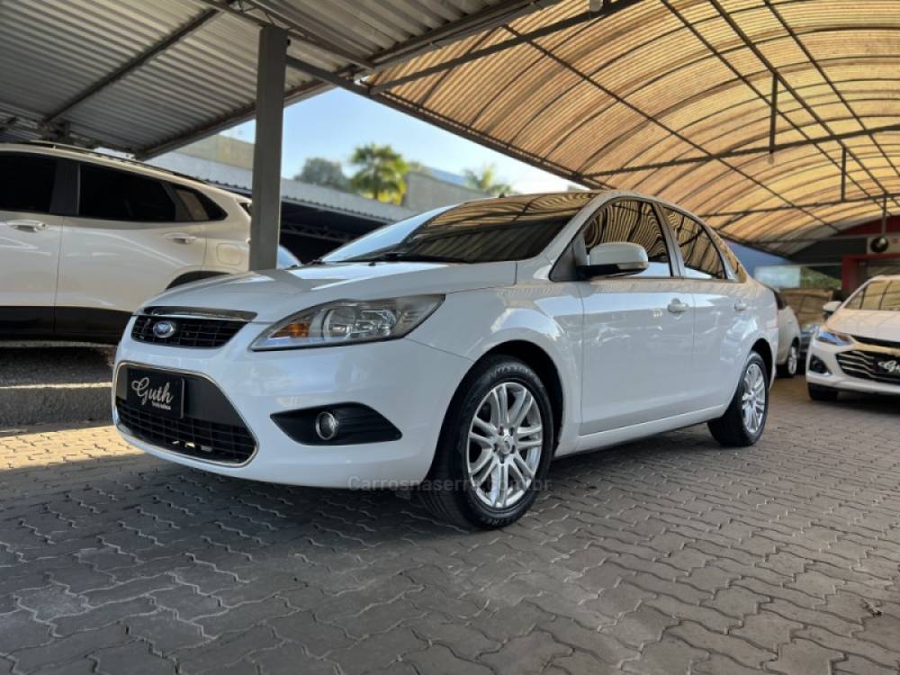 FORD - FOCUS - 2010/2011 - Branca - R$ 42.500,00