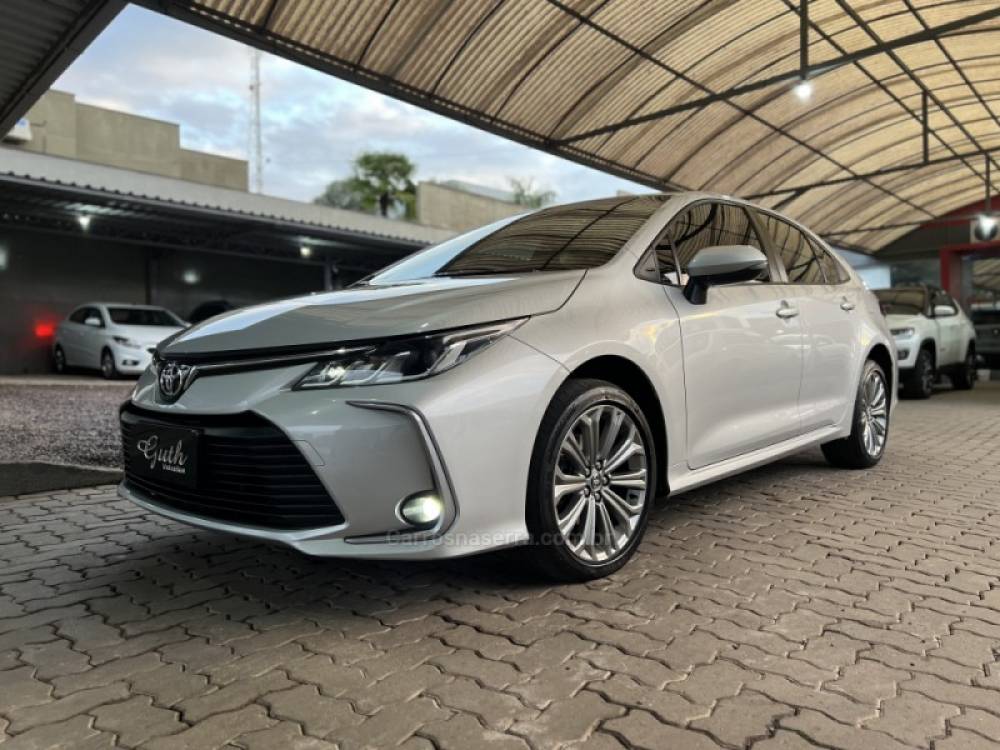 TOYOTA - COROLLA - 2021/2022 - Prata - R$ 127.500,00