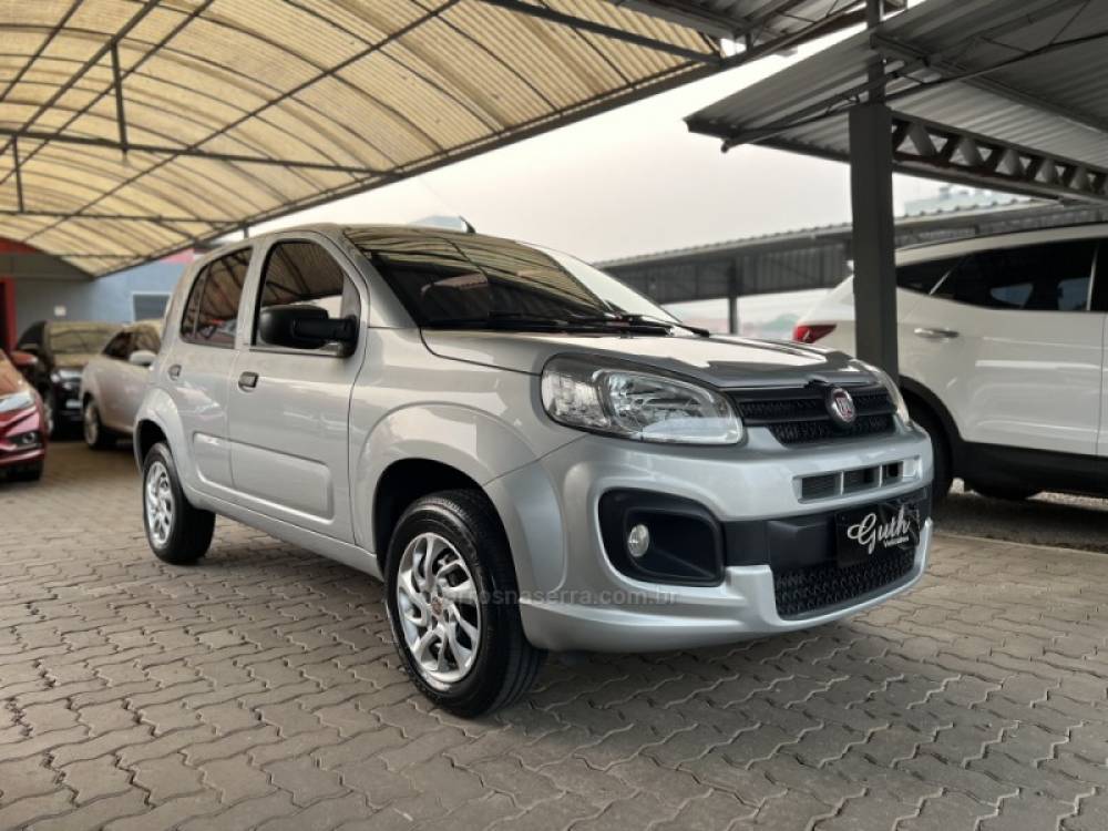 FIAT - UNO - 2016/2017 - Prata - R$ 41.800,00