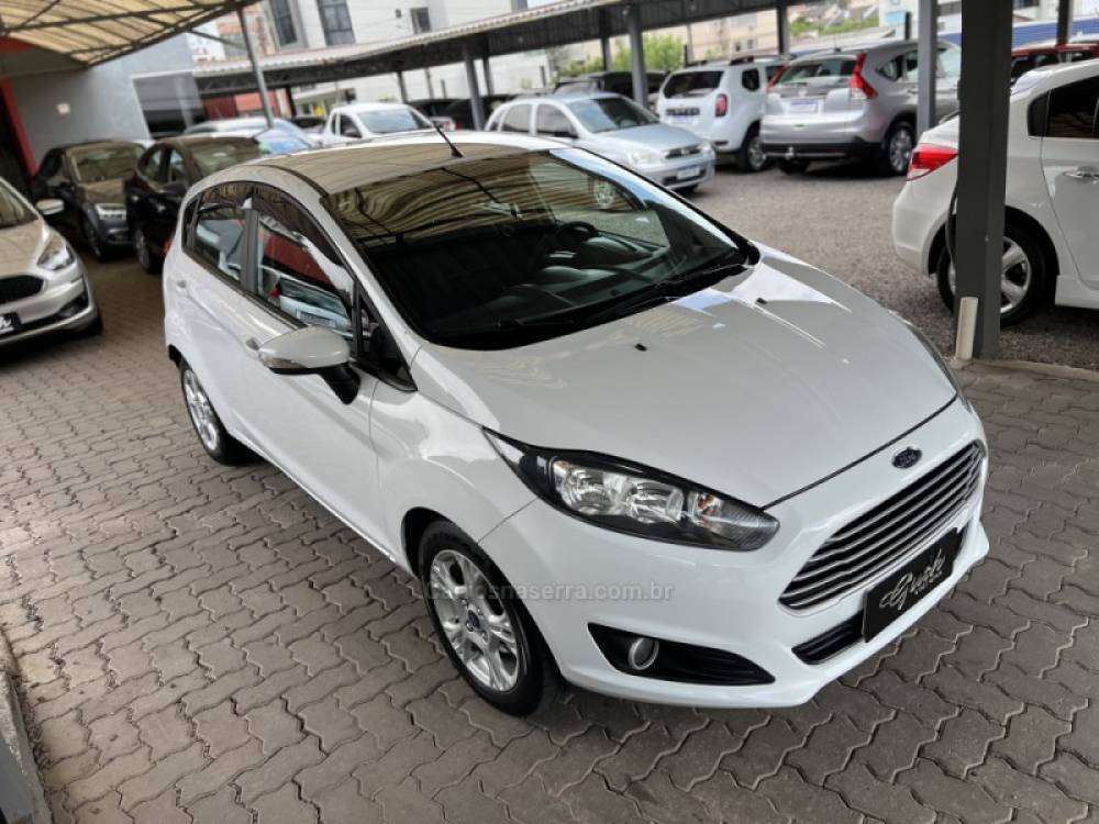 FORD - FIESTA - 2015/2016 - Branca - R$ 50.900,00