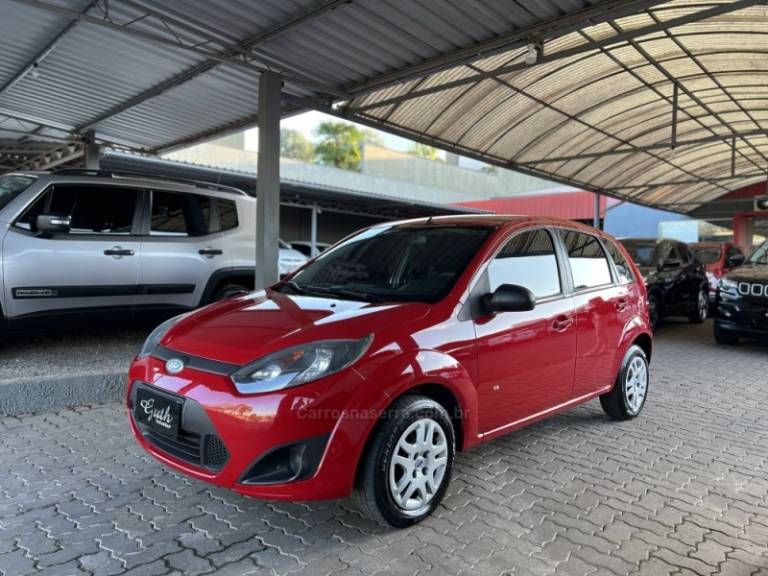 FORD - FIESTA - 2013/2014 - Vermelha - R$ 33.900,00