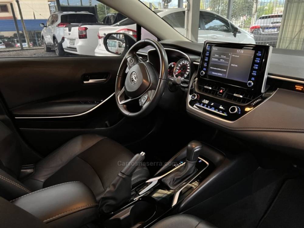 TOYOTA - COROLLA - 2021/2022 - Prata - R$ 128.900,00