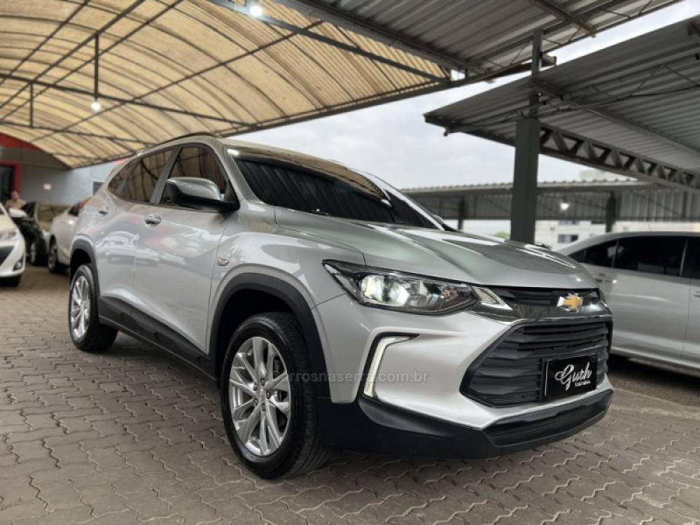 CHEVROLET - TRACKER - 2022/2023 - Prata - R$ 117.900,00