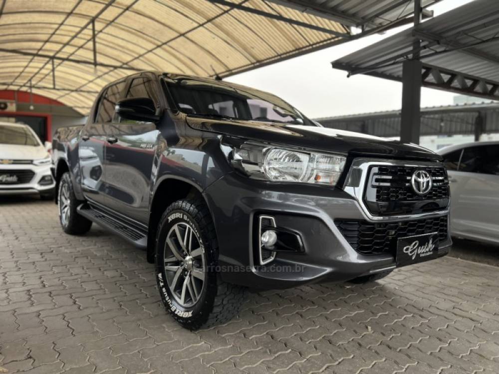 TOYOTA - HILUX - 2018/2019 - Cinza - R$ 184.900,00