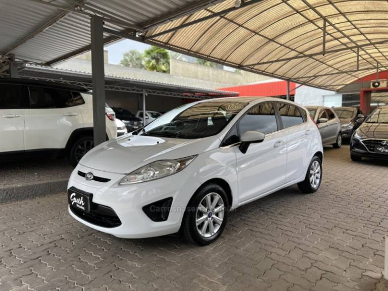 FORD - FIESTA - 2012/2013 - Branca - R$ 38.500,00