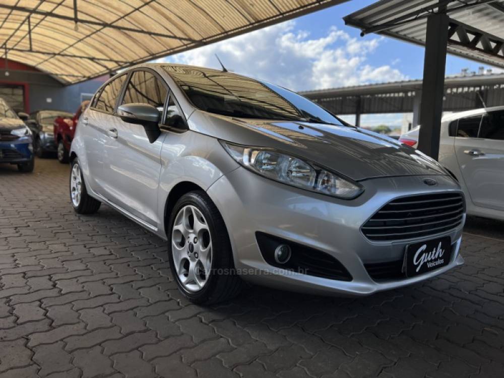 FORD - FIESTA - 2014/2015 - Prata - R$ 46.900,00