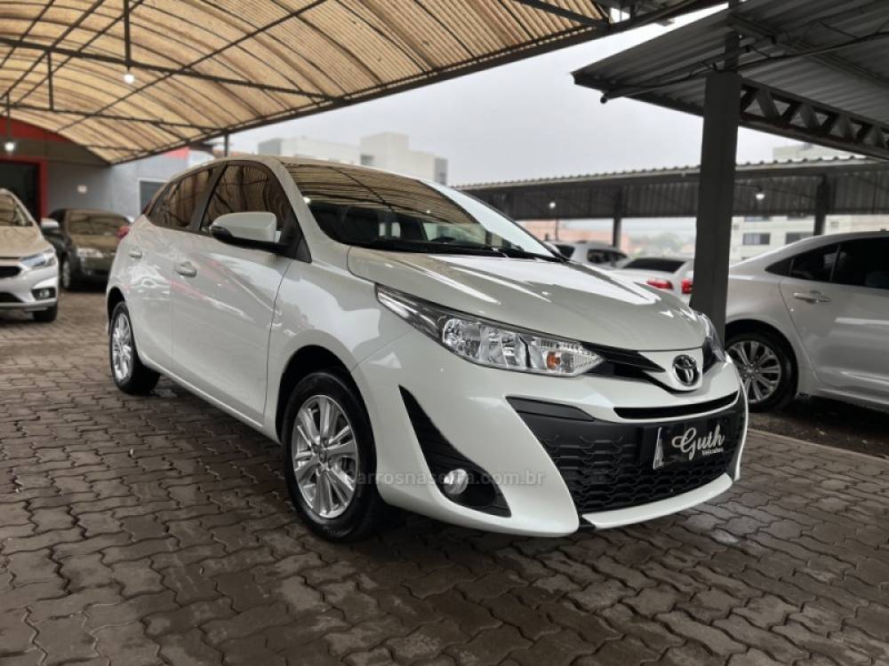 TOYOTA - YARIS - 2018/2019 - Branca - R$ 76.500,00